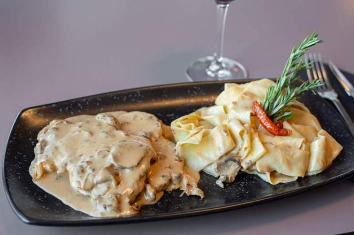 Plat de viande à la crème, servies avec des tagliatelles Laxou