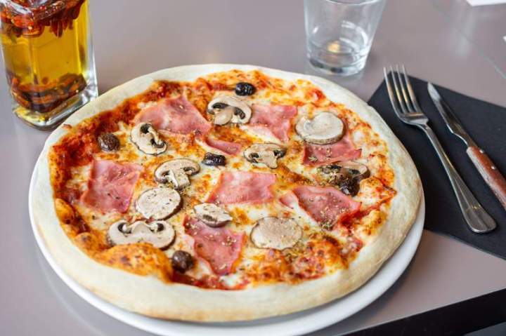 Une pizza garnie de jambon et de champignons Laxou