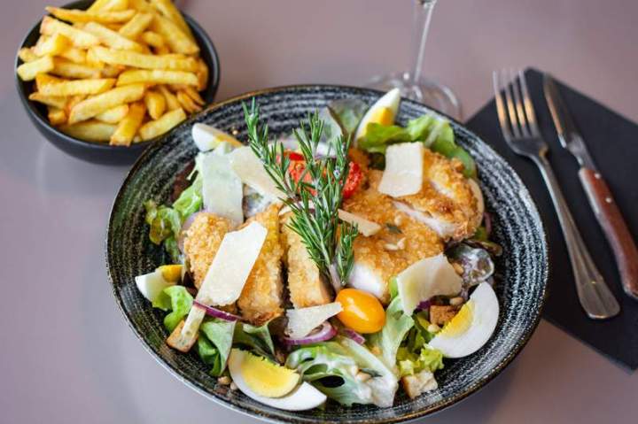 Un plat de salade César Laxou