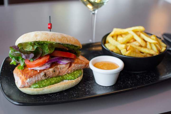 Frite et burger garni d'une tranche de chair de poisson Laxou